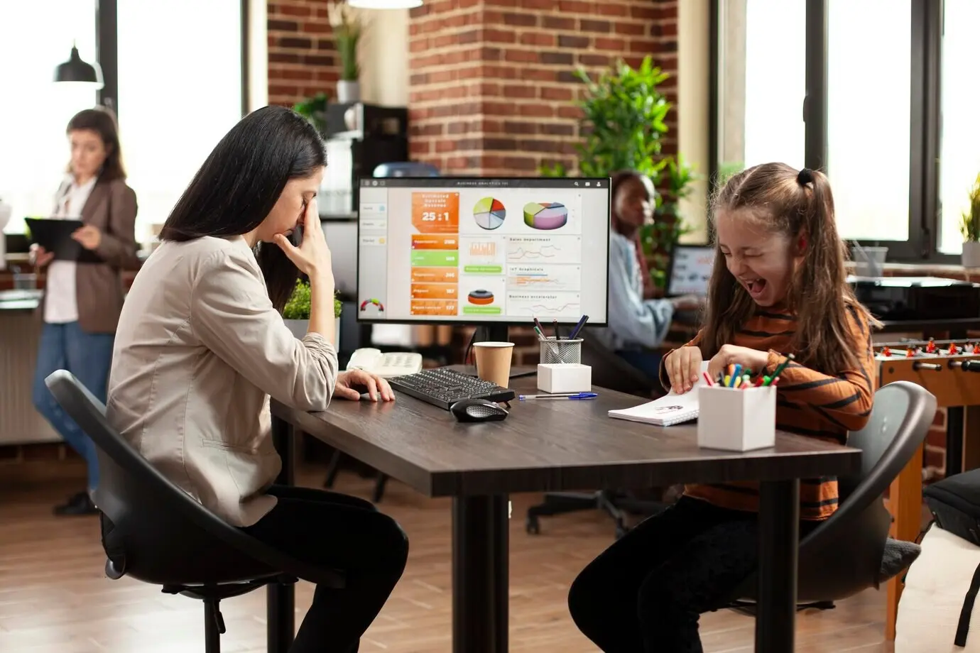 Шумная дочь раздражает работающую маму.